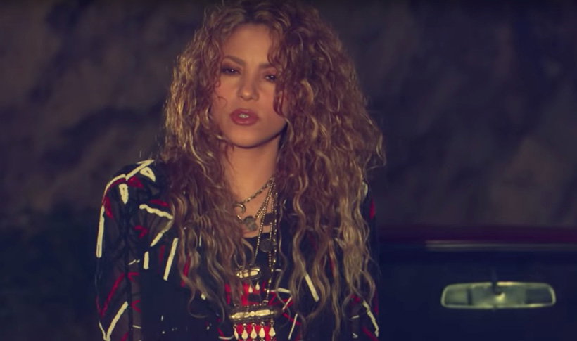 Shakira w teledysku „Clandestino"