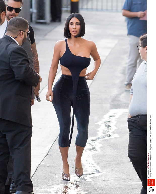 Kim Kardashian w welurowych spodniach
