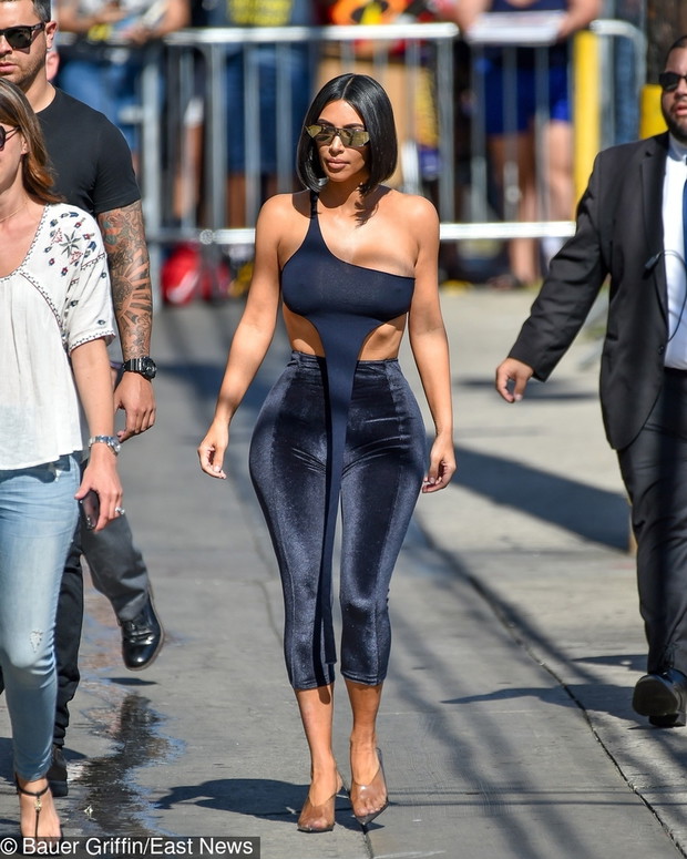 Kim Kardashian w welurowych spodniach