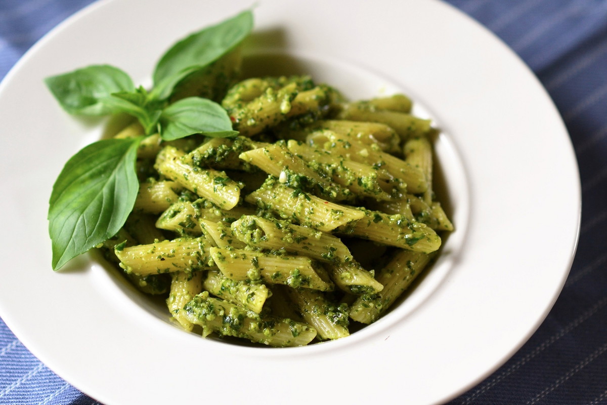 Makaron z pesto – z pomidorami lub bazylią. Smaczne przepisy