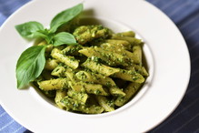 Makaron z pesto – z pomidorami lub bazylią. Smaczne przepisy