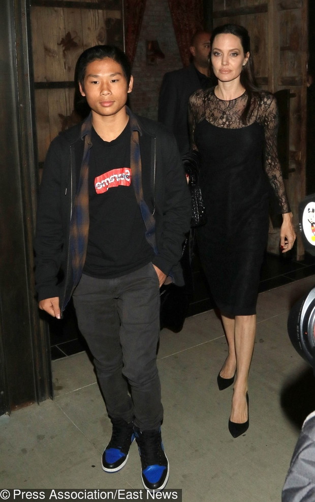 Angelina Jolie z Paxem na kolacji
