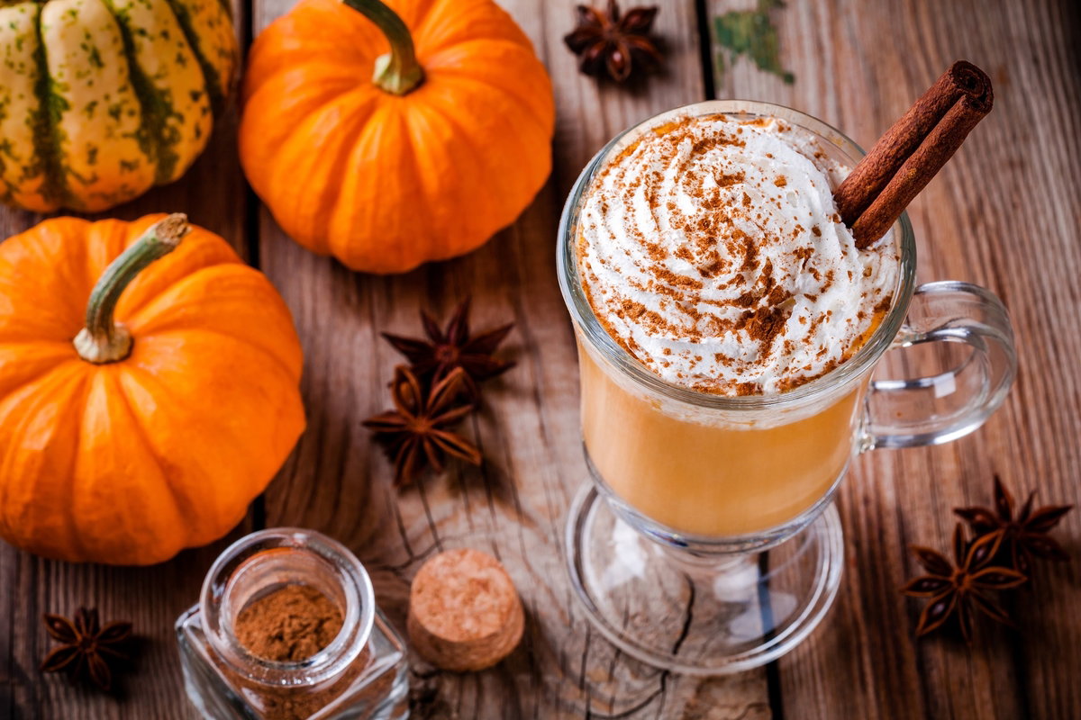Pumpkin spice latte – jak przyrządzić jesienną kawę w domu?