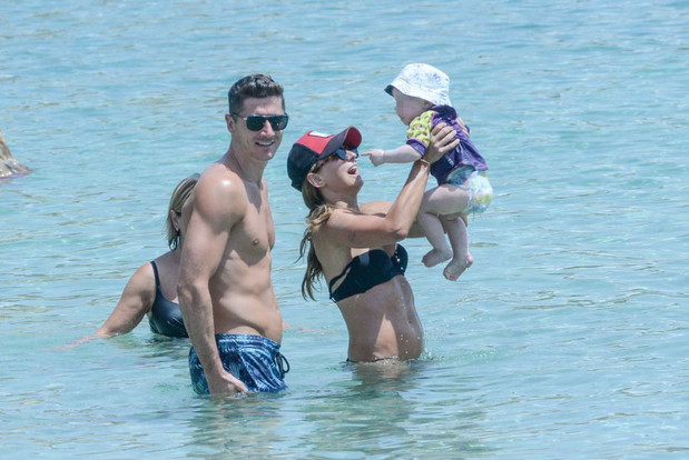 Robert Lewandowski z rodzin? na wakacjach w Grecji