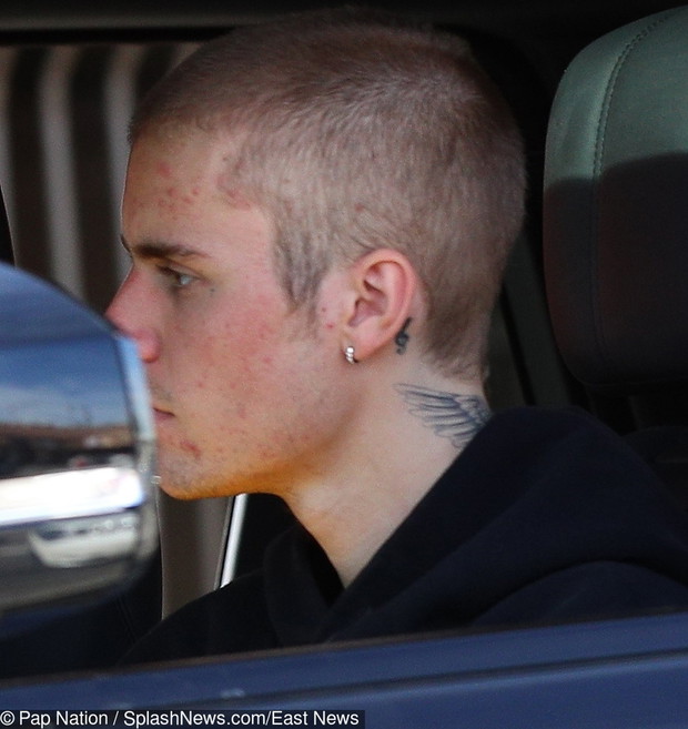 Justin Bieber w ?ó?tych spodenkach