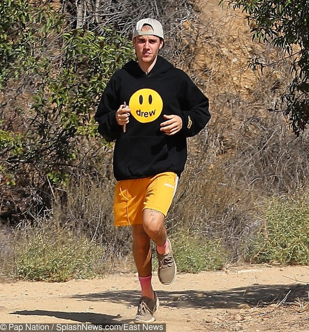 Justin Bieber w ?ó?tych spodenkach