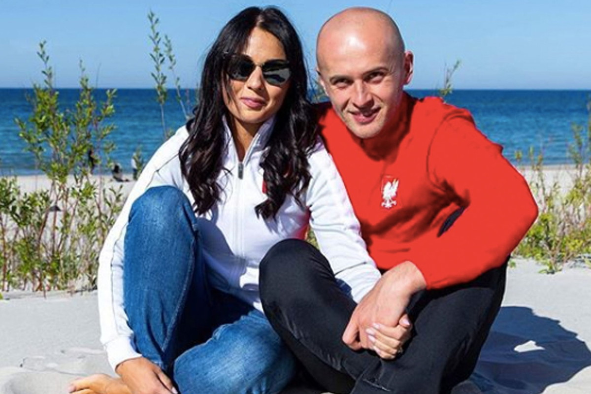 Michał Pazdan z żoną Dominiką na plaży