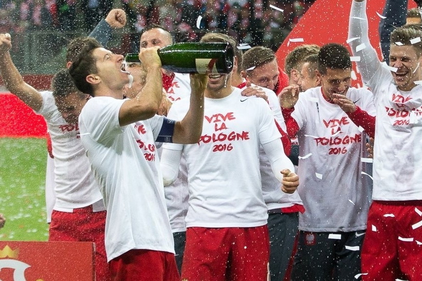 Robert Lewandowski pije szampana