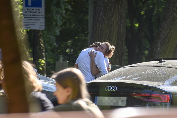 SEBASTIAN FABIJANSKI Z OLGA BOLADZ KLUCA SIE NA PARKINGU POTEM GODZA I ZNOWU KLUCA