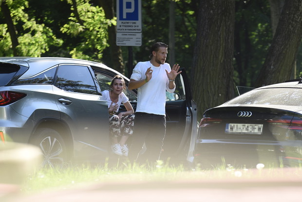 SEBASTIAN FABIJANSKI Z OLGA BOLADZ KLUCA SIE NA PARKINGU POTEM GODZA I ZNOWU KLUCA