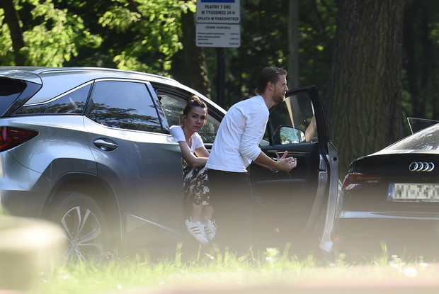 SEBASTIAN FABIJANSKI Z OLGA BOLADZ KLUCA SIE NA PARKINGU POTEM GODZA I ZNOWU KLUCA