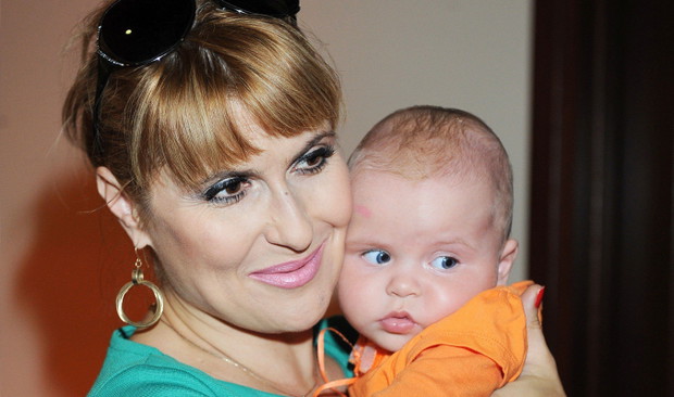 Katarzyna Skrzynecka z mężem i córką 2018