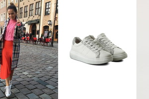Paulina Syku-Jeżyna w spódnicy Reserved i w adidasach Skechers
