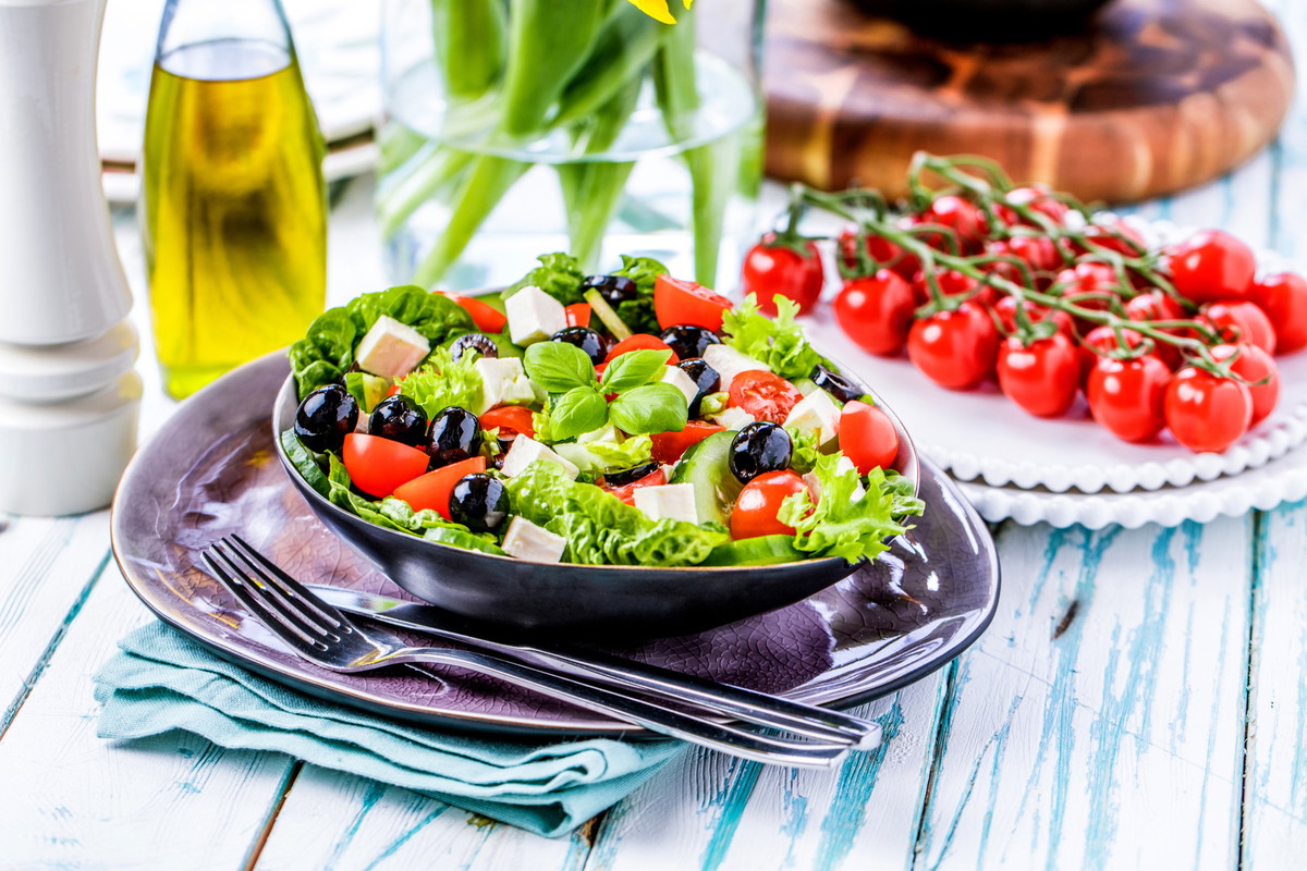 salatka-z-pomidorkami-koktajlowymi-salata-i-serem-feta