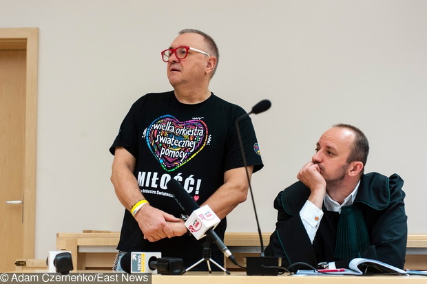 Jerzy Owsiak stan?? przed s?dem za przekle?stwa