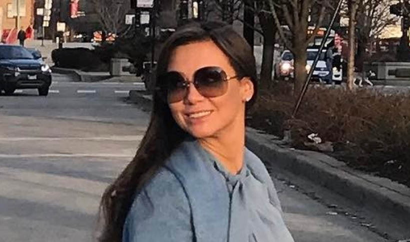 Kinga Rusin przechodzi przez jezdnię