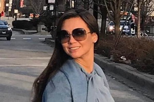 Kinga Rusin przechodzi przez jezdnię