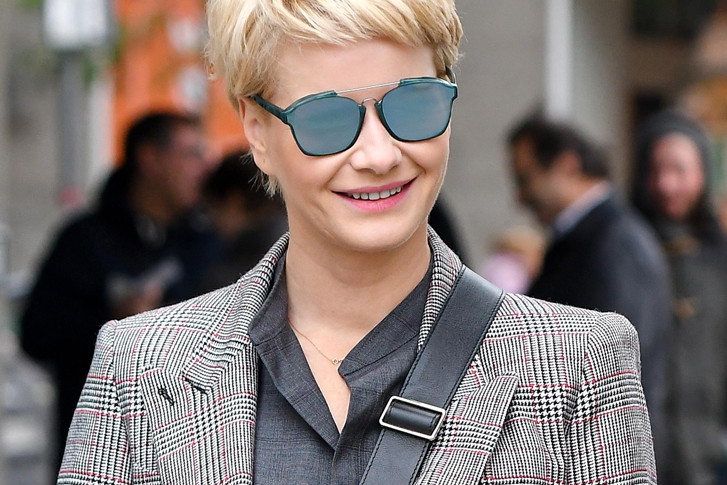 Małgorzata Kożuchowska w retro stylizacji pod studiem Dzień Dobry TVN