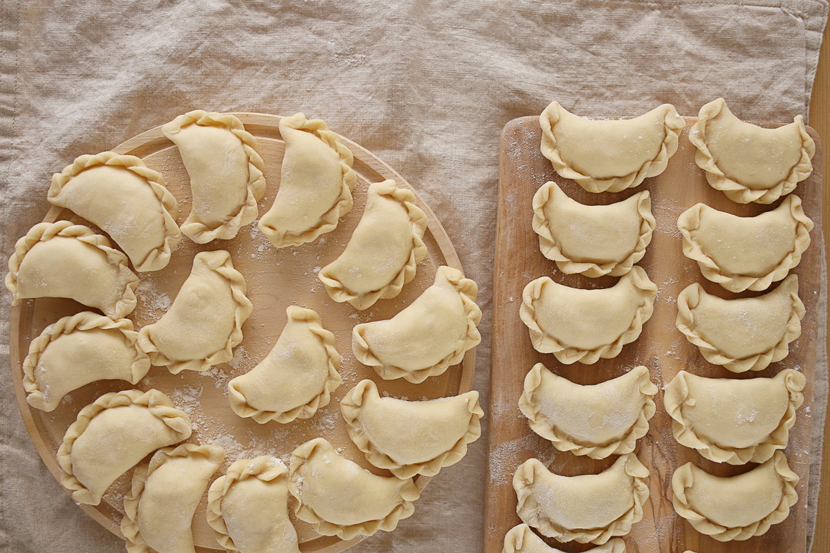 pierogi-polozone-na-drewnianych-deseczkach