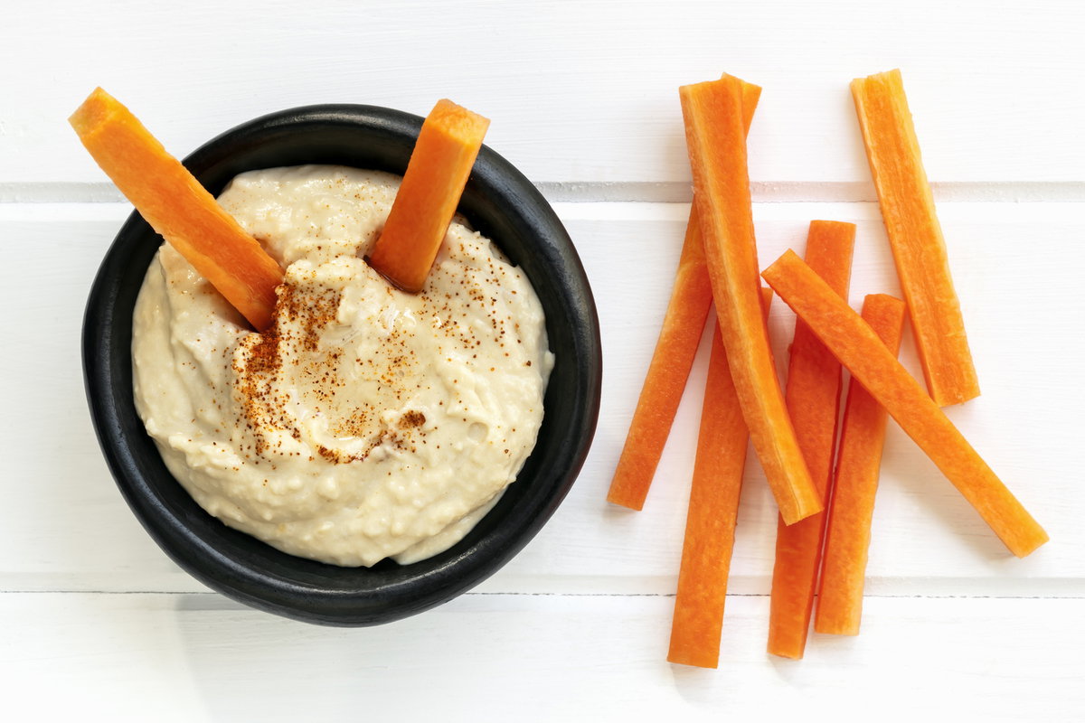 hummus-w-miseczce-i-marchewka-pokrojona-w-slupki