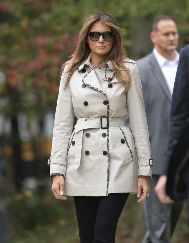Melania Trump w krÛtkim trenchu i balerinach