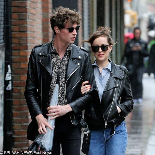 Dakota Johnson z ch?opakiem w takich samych kurtkach