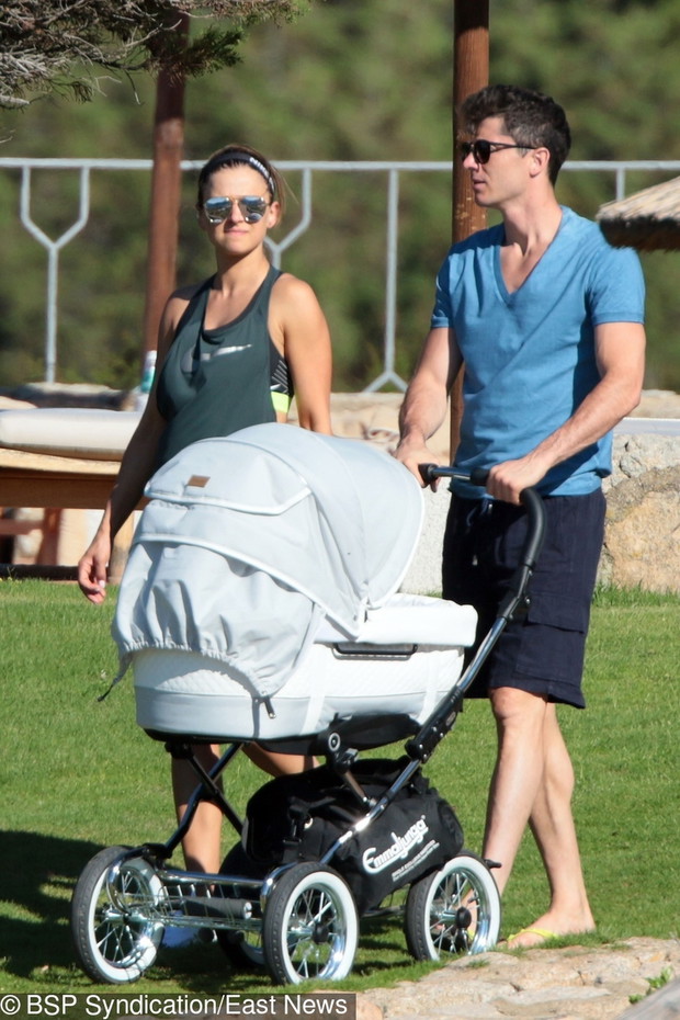Robert i Anna Lewandowscy z córk? na Sardynii