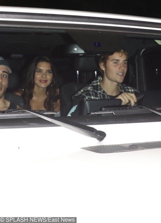 Justin Bieber wsiada do samochodu