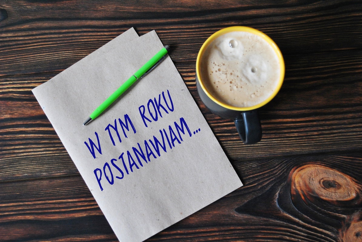 kartka-z-postanowieniami-noworocznymi-i-kubek-z-kawa
