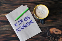 kartka-z-postanowieniami-noworocznymi-i-kubek-z-kawa