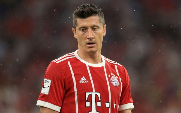 Robert Lewandowski smutny podczas meczu