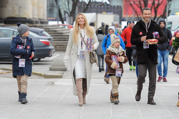 Małgorzata Rozenek, Radosław Majdan z dziećmi zbierają na WOŚP