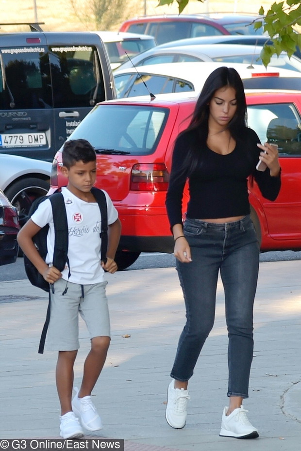 Dziewczyna Cristiano Ronaldo odprowadza jego syna do szko?y