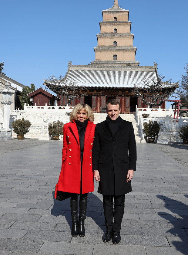 Le président de la République Emmanuel Macron et sa femme la Première dame Brigitte Macron visitent la Grande pagode de l'oie sauvage de Xi'an lors lors de la visite d'Etat de trois jours en Chine