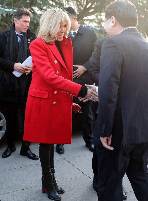 Le président de la République Emmanuel Macron et sa femme la Première dame Brigitte Macron visitent le site de l'armée de terre cuite à Xi'an lors lors de la visite d'Etat de trois jours en Chine