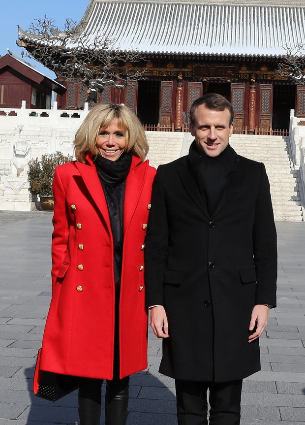 Le président de la République Emmanuel Macron et sa femme la Première dame Brigitte Macron visitent la Grande pagode de l'oie sauvage de Xi'an lors lors de la visite d'Etat de trois jours en Chine