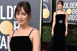 Dakota Johnson w skromnej kreacji na rozdaniu Złotych Globów. Ale tył jej sukni robi ogromne wrażenie! My mówimy "wow"! ZDJĘCIA