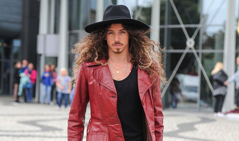 Michał Szpak w skórzanym płaszczu