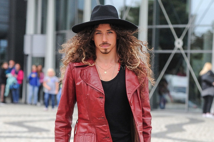 Michał Szpak w skórzanym płaszczu
