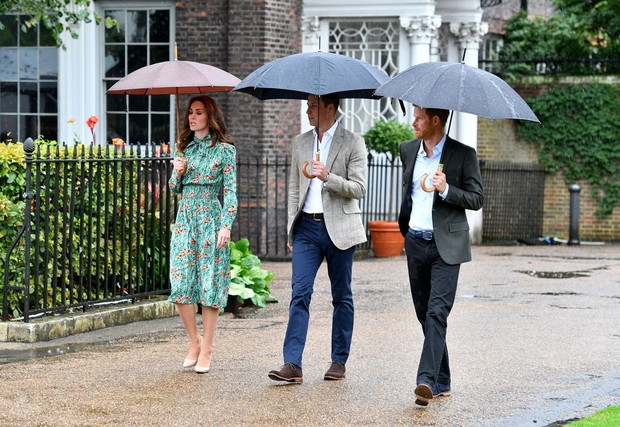 Ksi???ta Harry i William odwiedzili ogród przy pa?acu Kensington