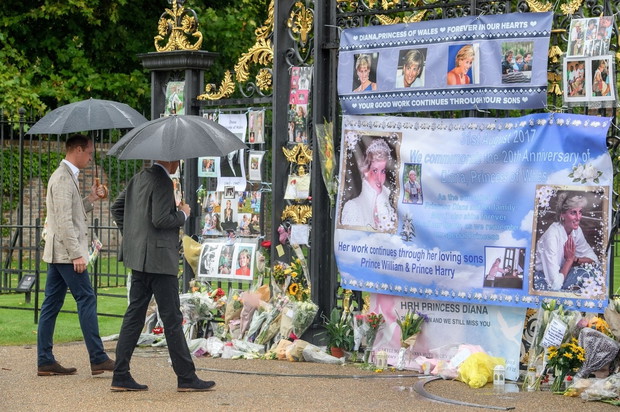 Ksi???ta Harry i William odwiedzili ogród przy pa?acu Kensington