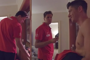 Robert Lewandowski, Wojciech Szczęsny i reszta piłkarzy przed meczem jedzą... batoniki Ani Lewandowskiej! ;)