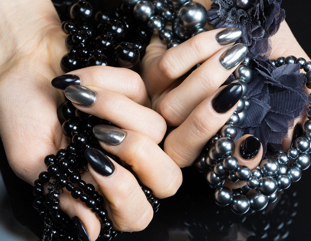 Imprezowy manicure w stylu disco