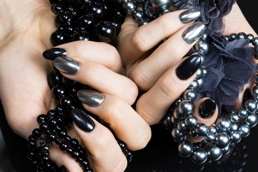 Imprezowy manicure w stylu disco