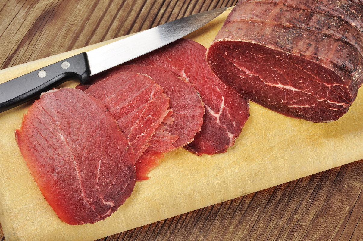Bresaola na desce do krojenia