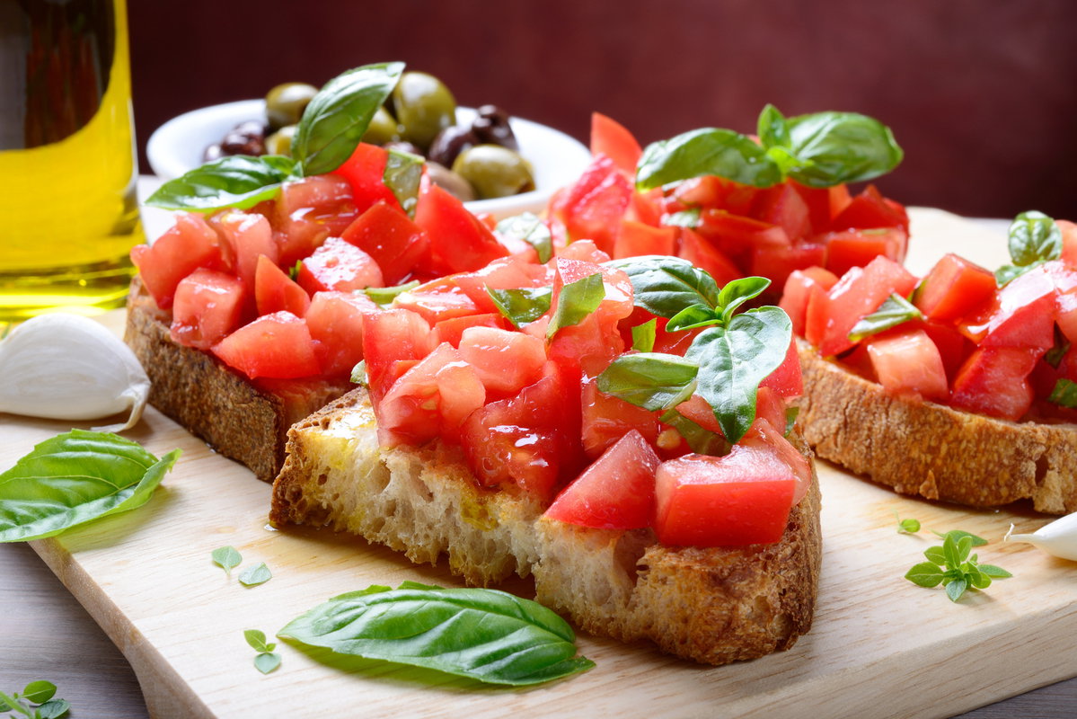 Bruschetta z bazylią i pomidorami