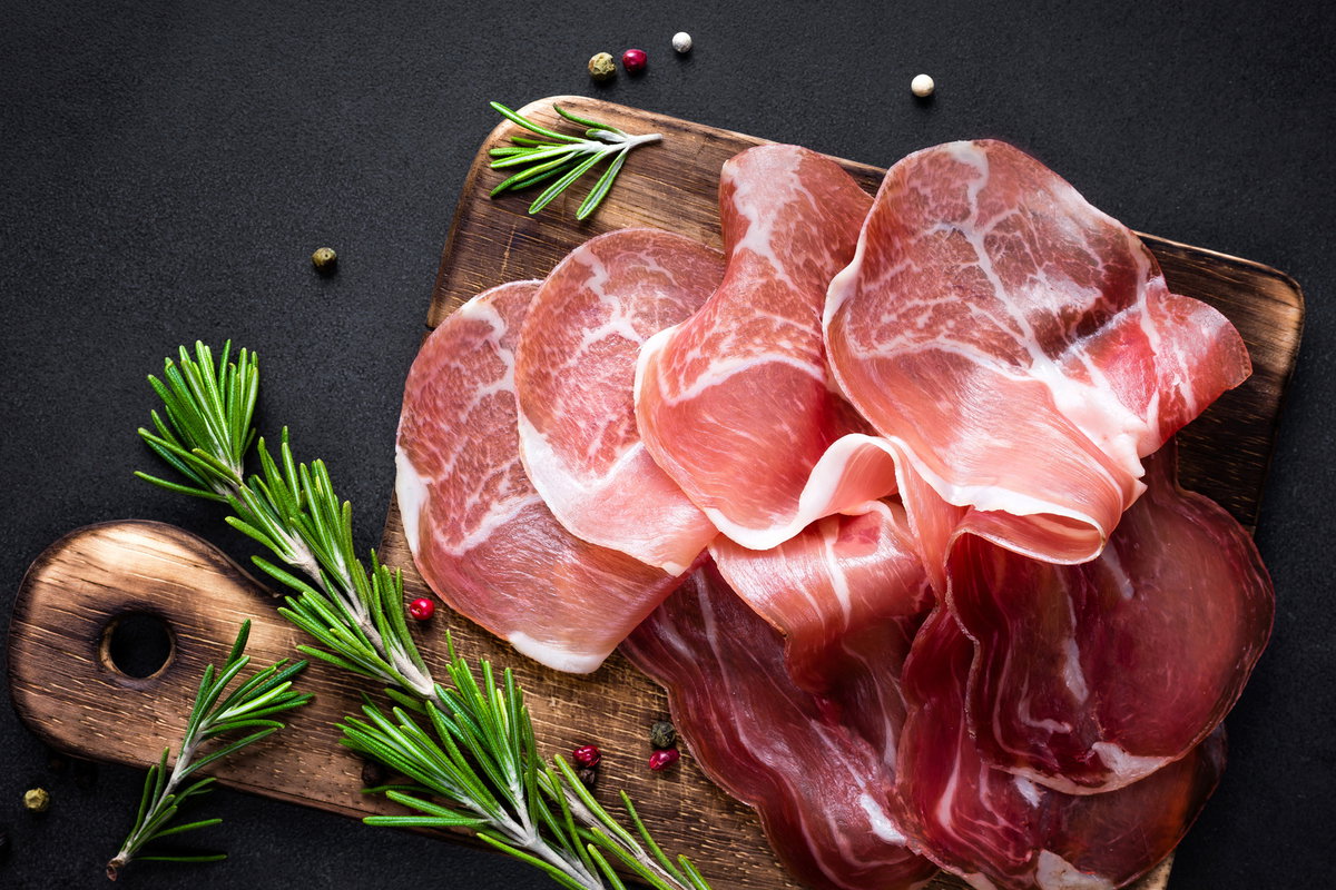 Prosciutto na drewnianej desce