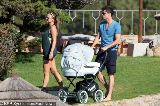 Robert i Anna Lewandowscy z córk? na Sardynii