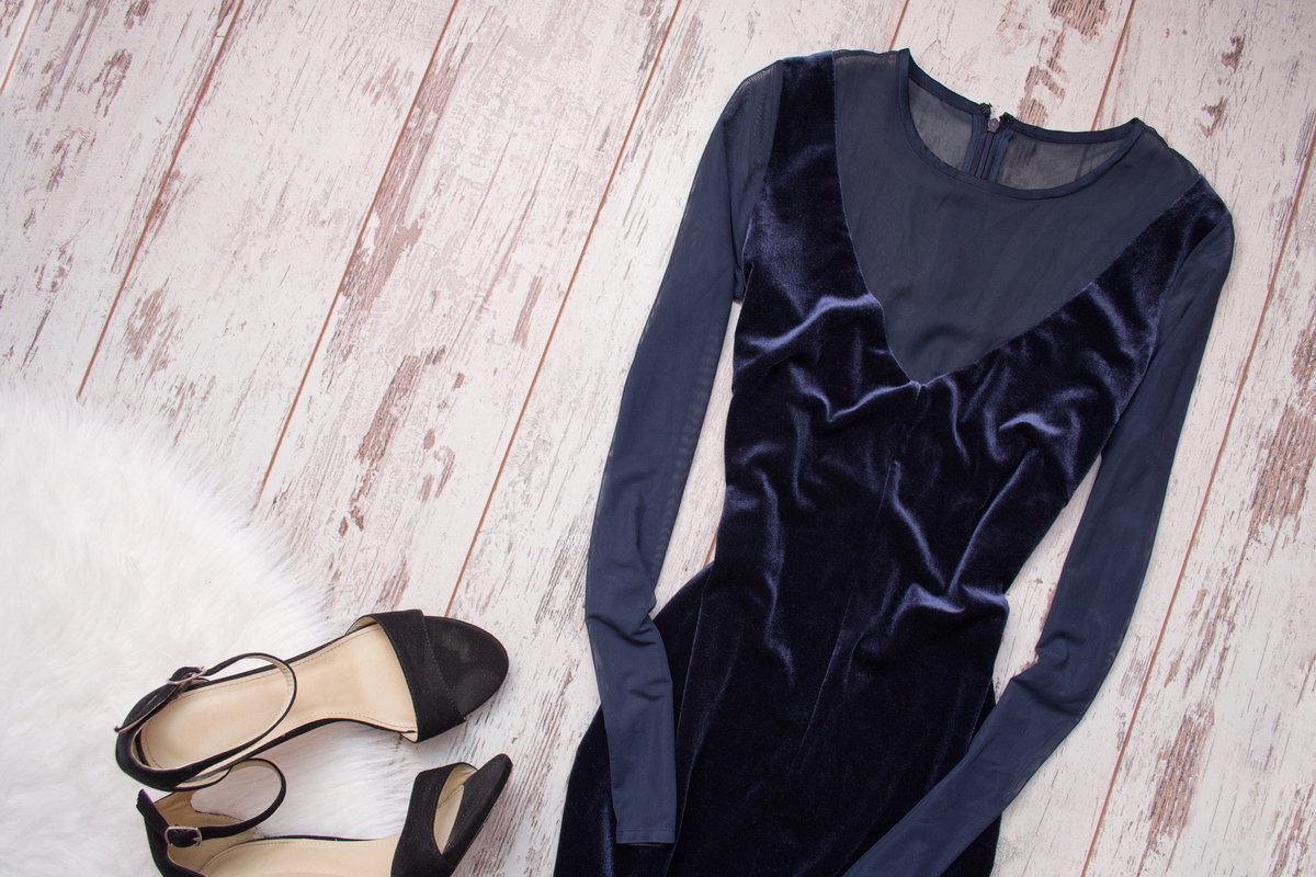 welurowa-sukienka-i-czarne-buty