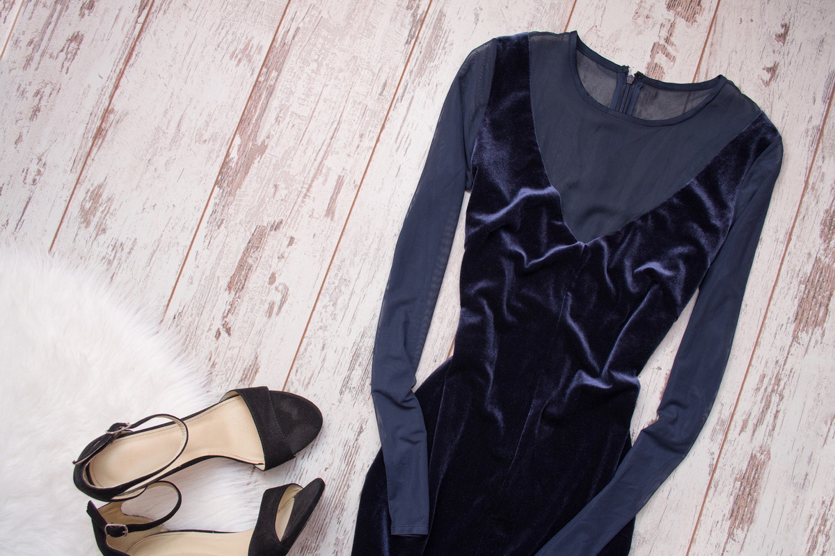 welurowa-sukienka-i-czarne-buty